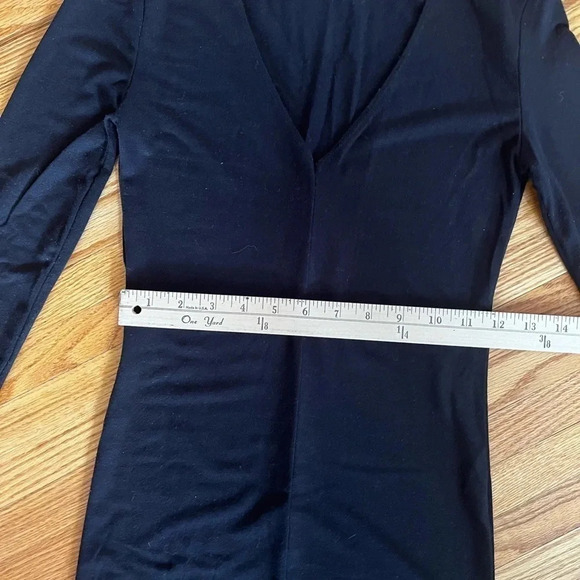 Forever21 Classic V-Neck dress - Picture 4 of 4